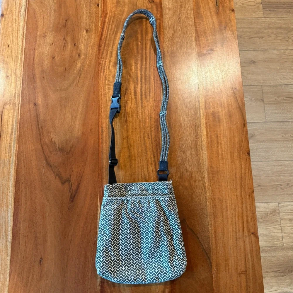 Kavu Women's Black/Tan Geometric Design‎ Crossbody Bag.